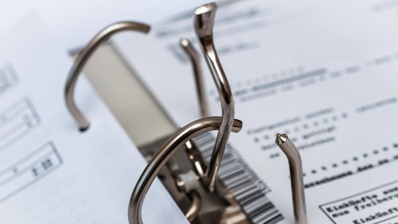 Ein Ordner in Nahaufnahme, in dem eine Steuererklärung abgeheftet ist. | Bild: dpa/pa/Zoonar/stockfotos-mg Ein Ordner in Nahaufnahme, in dem eine Steuererklärung abgeheftet ist.