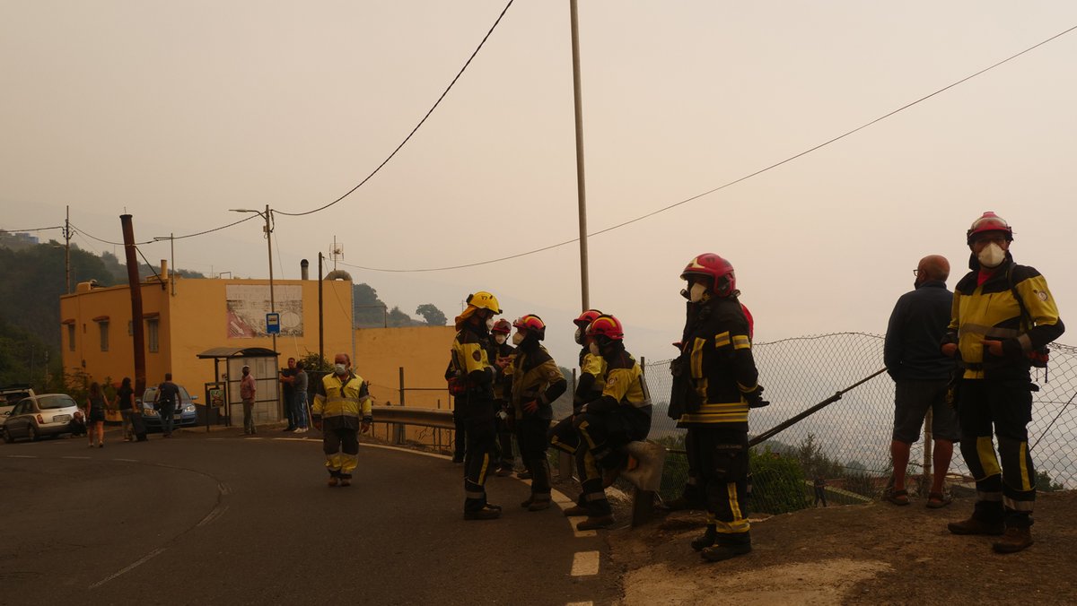 Einsatzkräfte der Feuerwehr stehen in Barranco de la Quiquira. Der Waldbrand auf Teneriffa hat im Norden der bei Urlaubern beliebten Kanaren-Insel zu neuen Evakuierungen geführt.