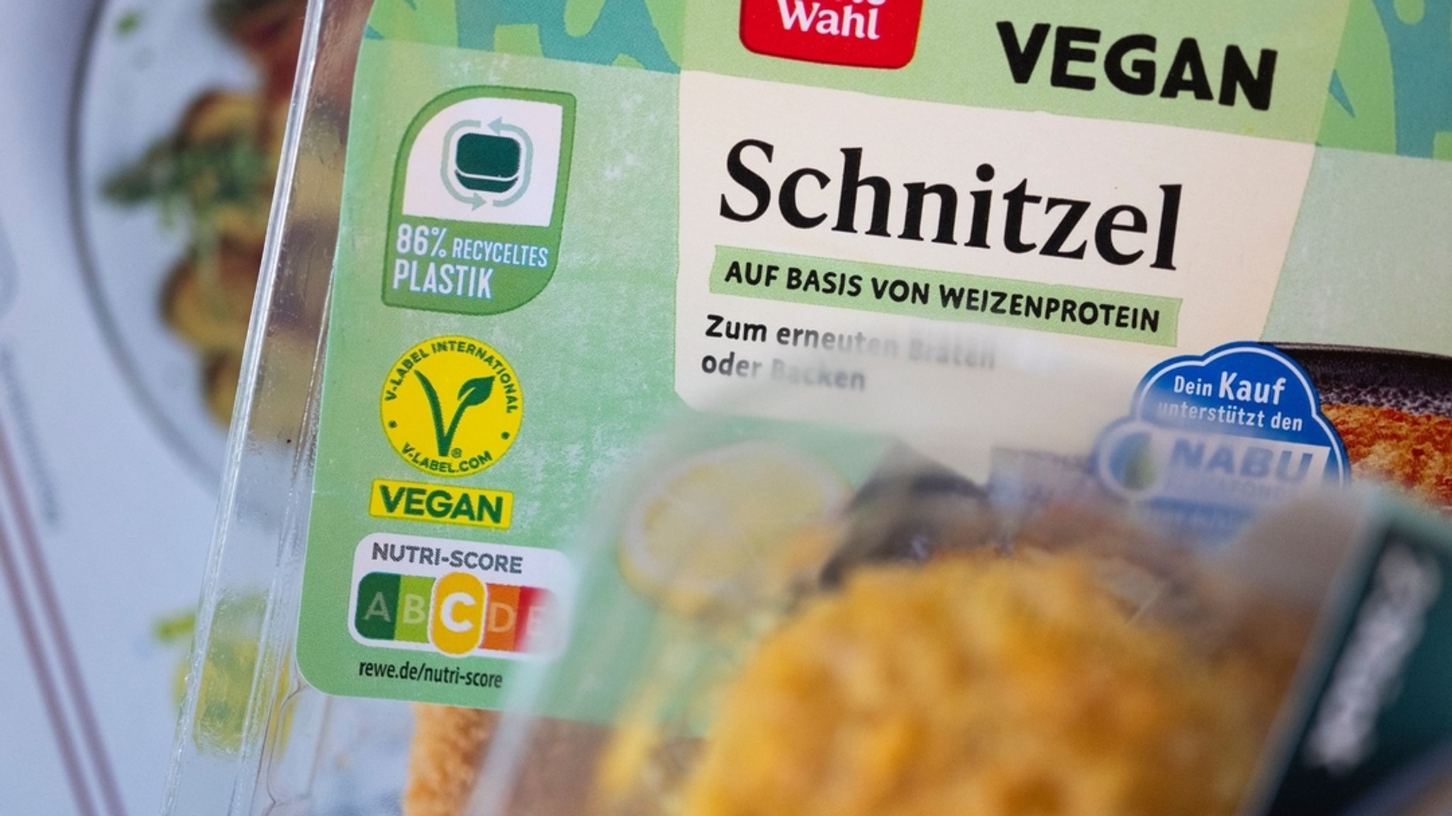 Eine Packung veganes Schnitzel auf Basis von Weizenprotein. 
