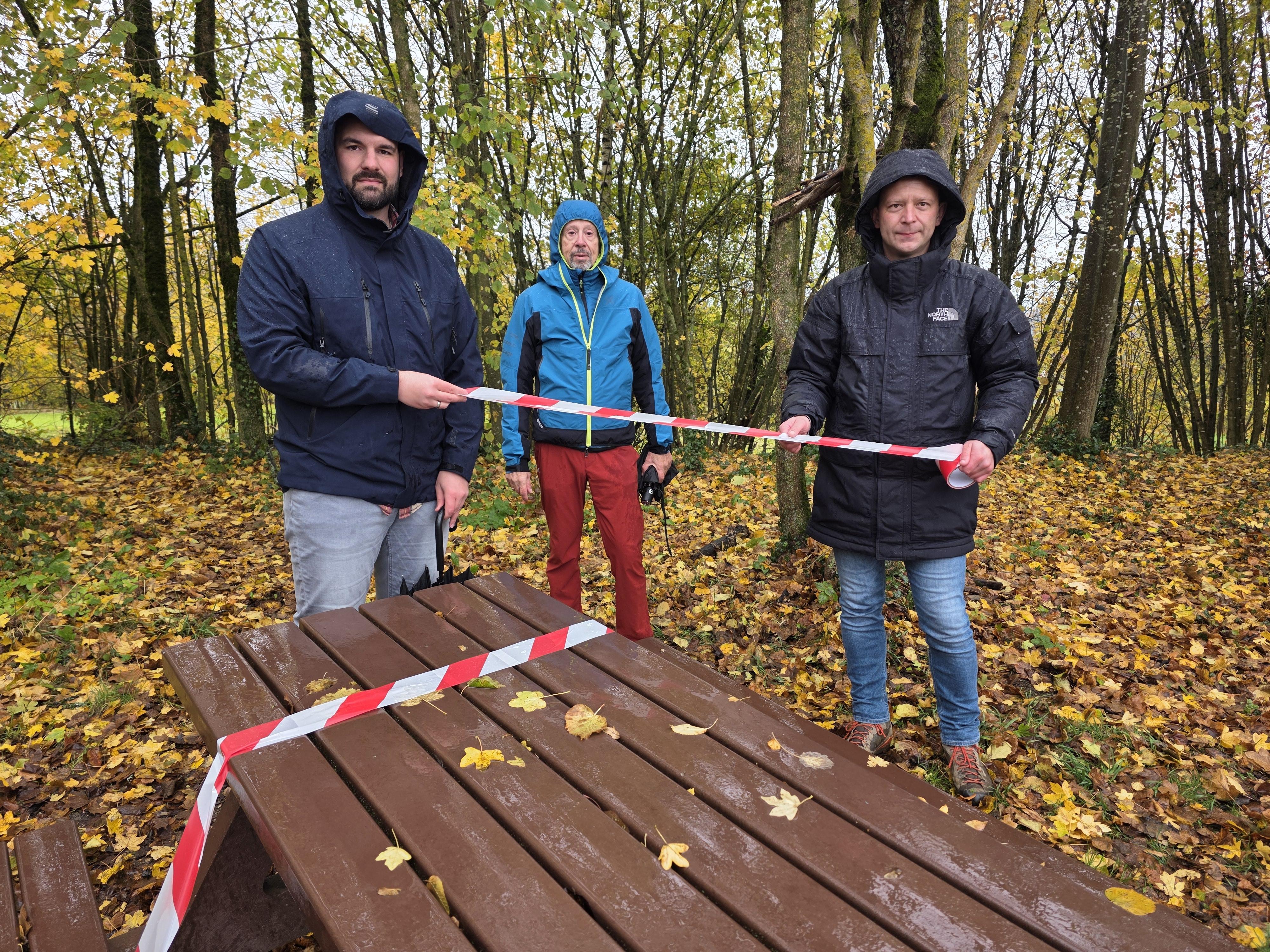 Mitglieder des Fränkische Schweiz Vereins und der Bürgermeister des Marktes Wiesenttal stehen an einer Sitzbank im Wald.