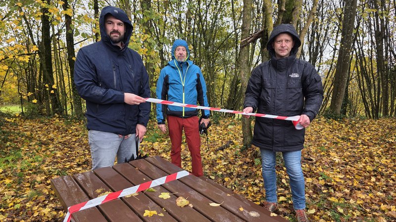 Mitglieder des Fränkische Schweiz Vereins und der Bürgermeister des Marktes Wiesenttal stehen an einer Sitzbank im Wald. | Bild: BR / Ulrike Nikola Mitglieder des Fränkische Schweiz Vereins und der Bürgermeister des Marktes Wiesenttal stehen an einer Sitzbank im Wald.