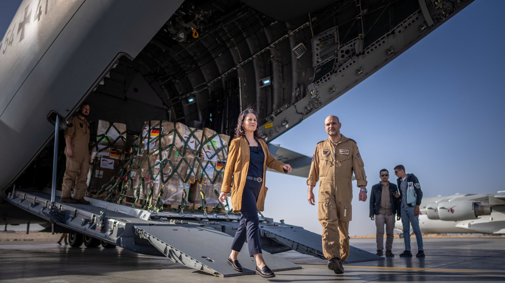 Annalena Baerbock (Bündnis90/Die Grünen) kommt am 9.1.2024 im ägyptischen Al-Arishaus einem mit Hilfsgütern beladenen Flugzeug der Luftwaffe der Bundeswehr vom Typ A400M an. 