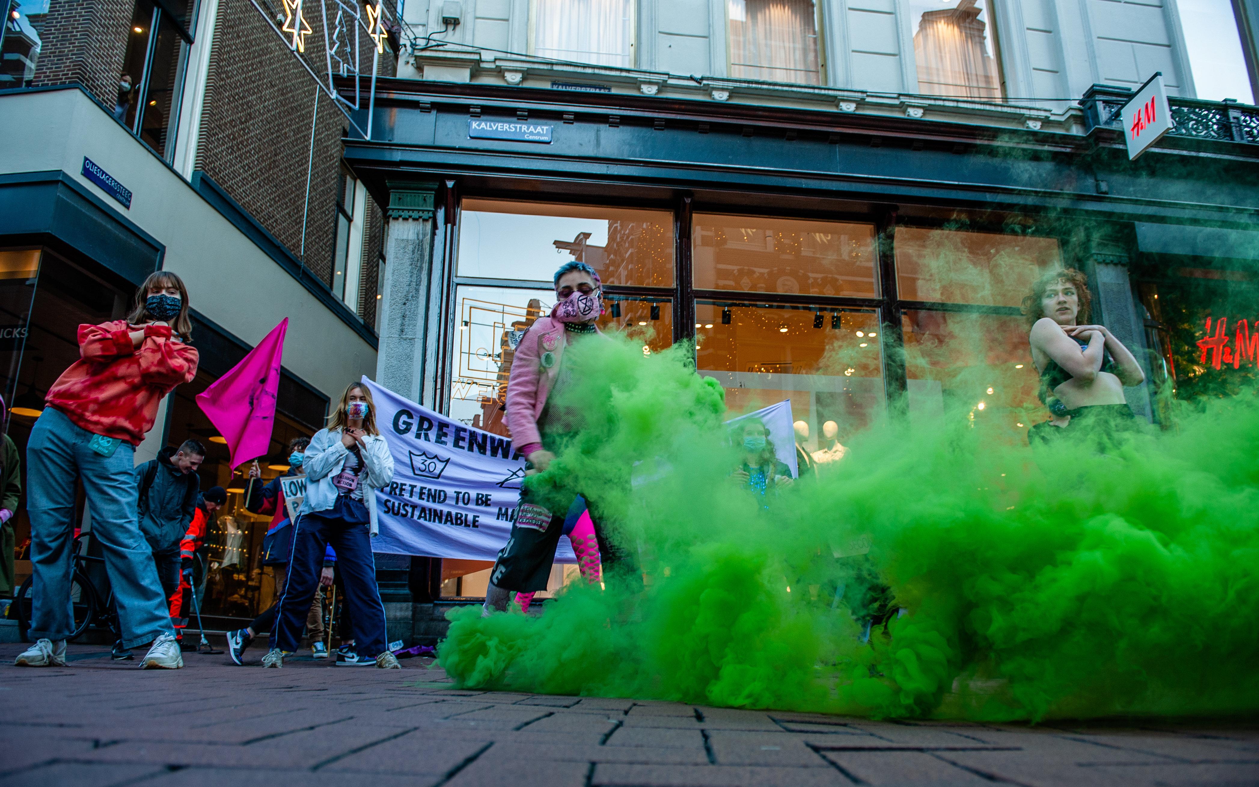 Aktivisten der Gruppe "Extinction Rebellion" bei einem Flashmob gegen Greenwashing einer Modekette. | Bild:picture alliance / NurPhoto | Romy Arroyo Fernandez