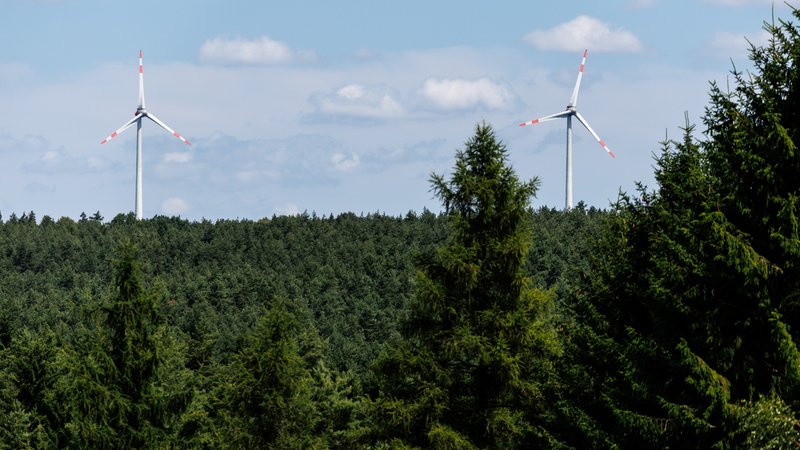 Zwei Windräder bei Trockau in Bayern (Symbolbild) | Bild: pa/dpa/Matthias Balk Zwei Windräder bei Trockau in Bayern (Symbolbild)