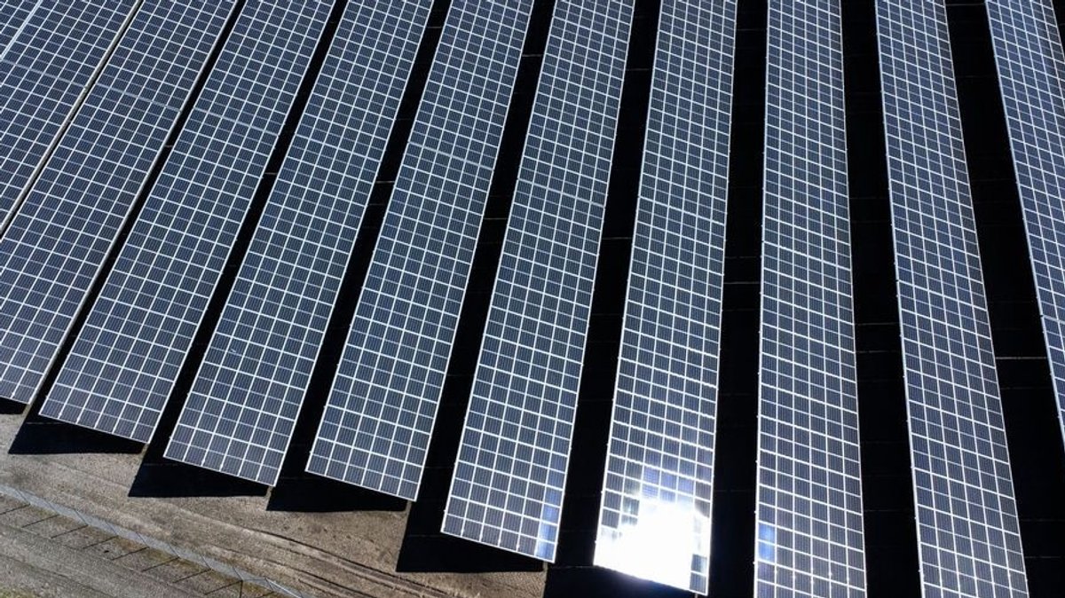 Einer der größten kommunalen Solarparks Bayerns geht ans Netz