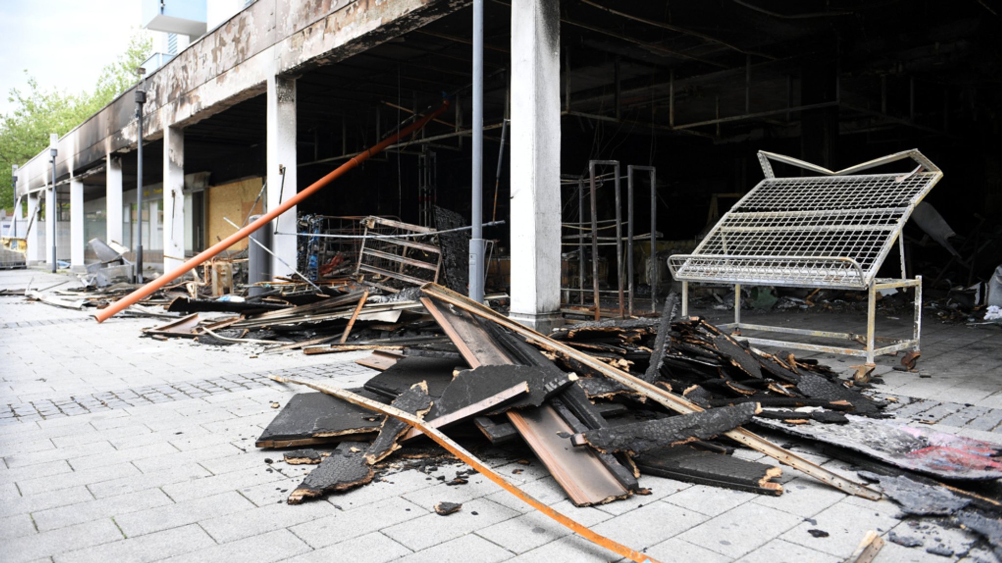 Ein zerstörter Laden in Waldkraiburg.