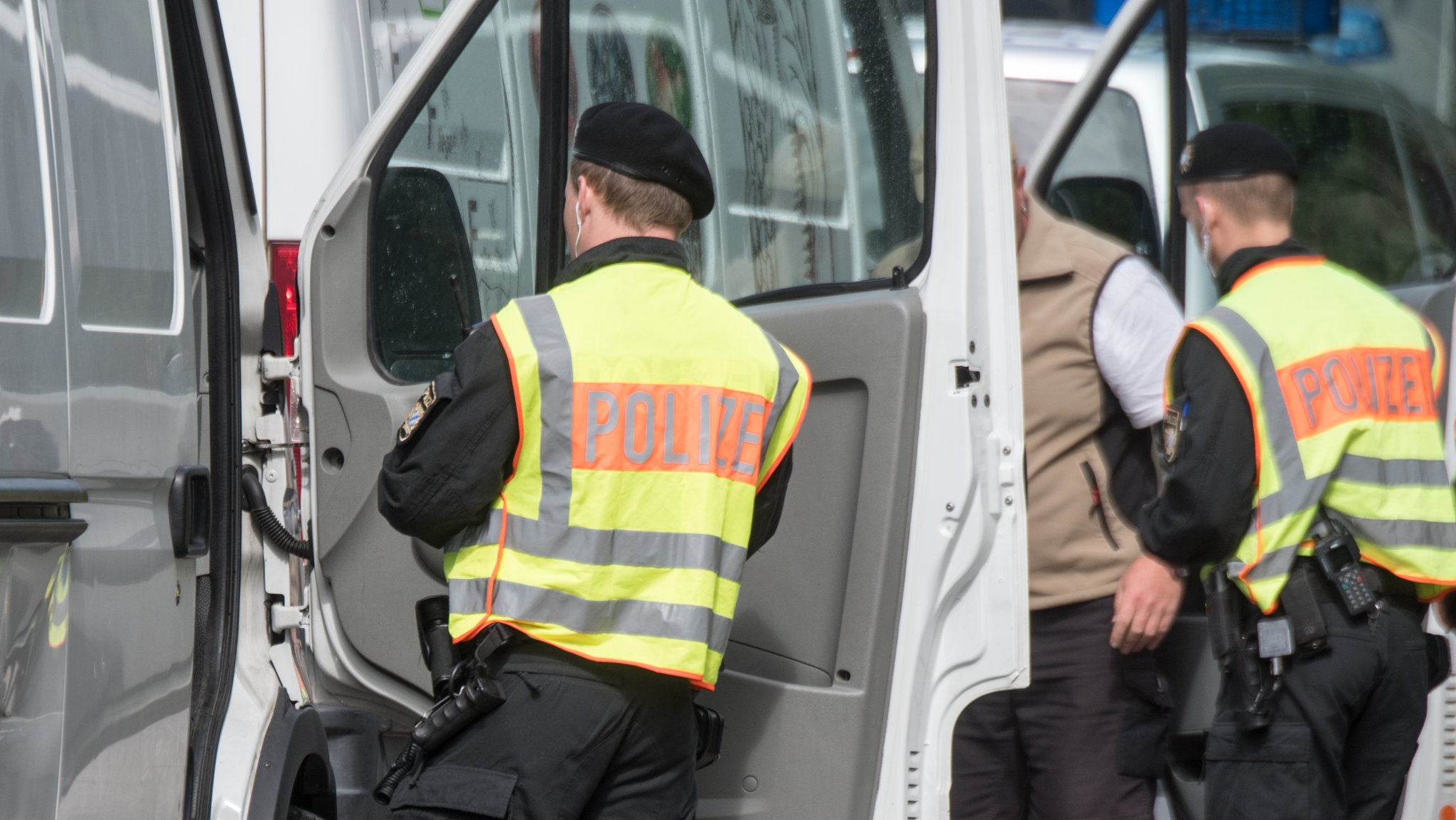 Polizisten kontrollieren Fahrzeuge