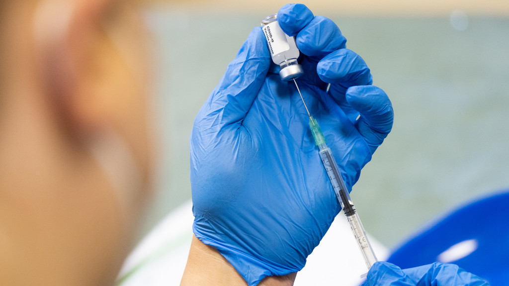 Symbolbild: Spritze, die mit Covid-19-Impfstoff aufgezogen wird