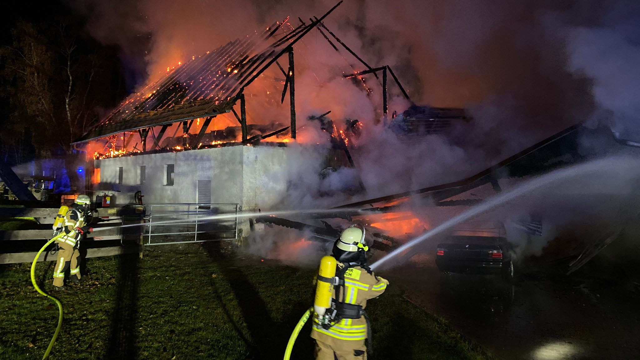 Feuerwehrmänner löschen den Brand in Ebermannsdorf. 