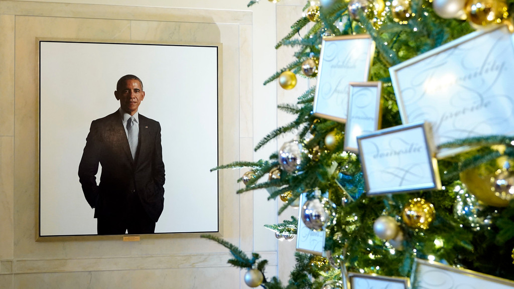 Weihnachtsstimmung im Weißen Haus: Ein Porträt des einstigen US-Präsidenten Obama hängt neben einem festlich geschmückten Weihnachtsbaum