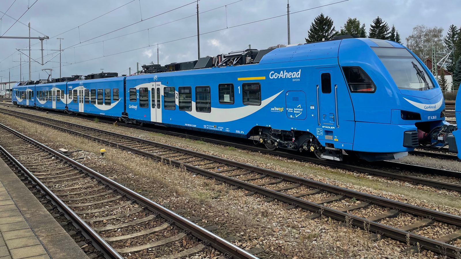 Blau und schnell: Erster Go-Ahead-Zug fährt durch Schwaben