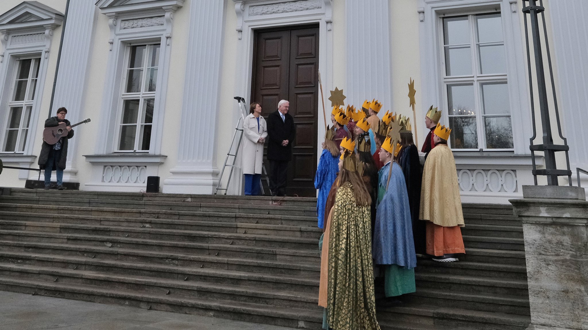 Die Oberpfälzer Sternsinger vor dem Schloss Bellevue