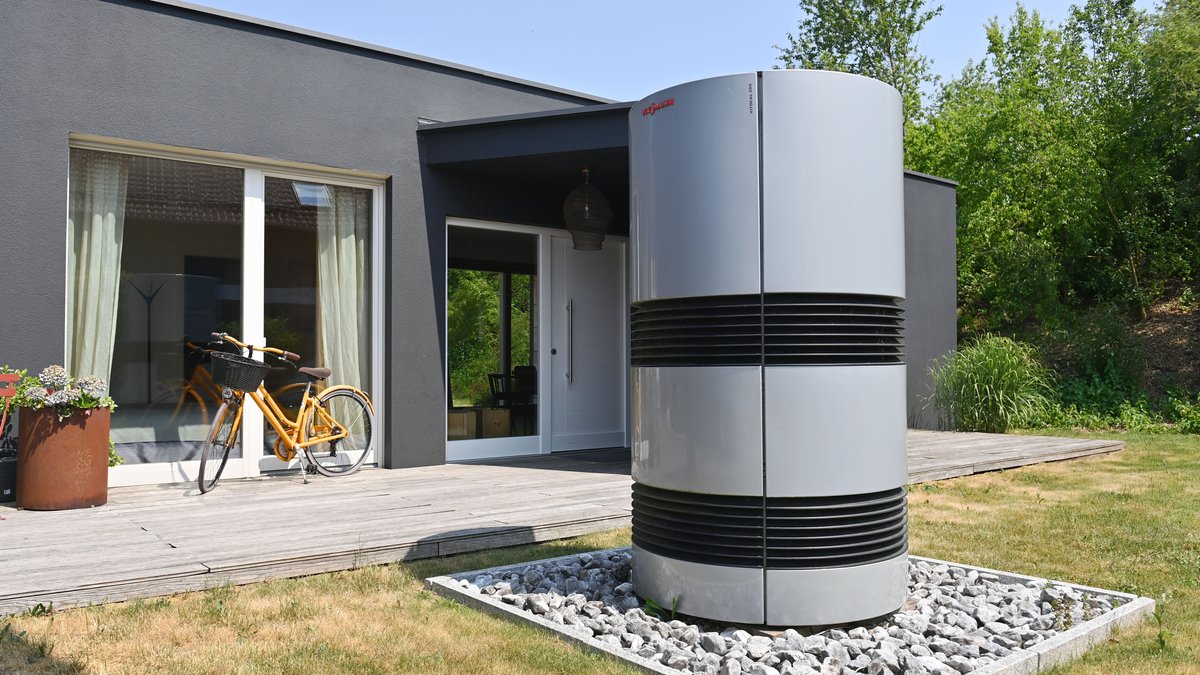 Wärmepumpe an einem Neubau-Einfamilienhaus in Bayern.