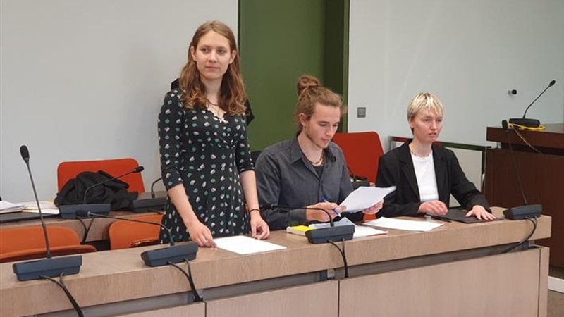 Umweltaktivisten vor dem Amtsgericht München mit ihrer Anwältin
