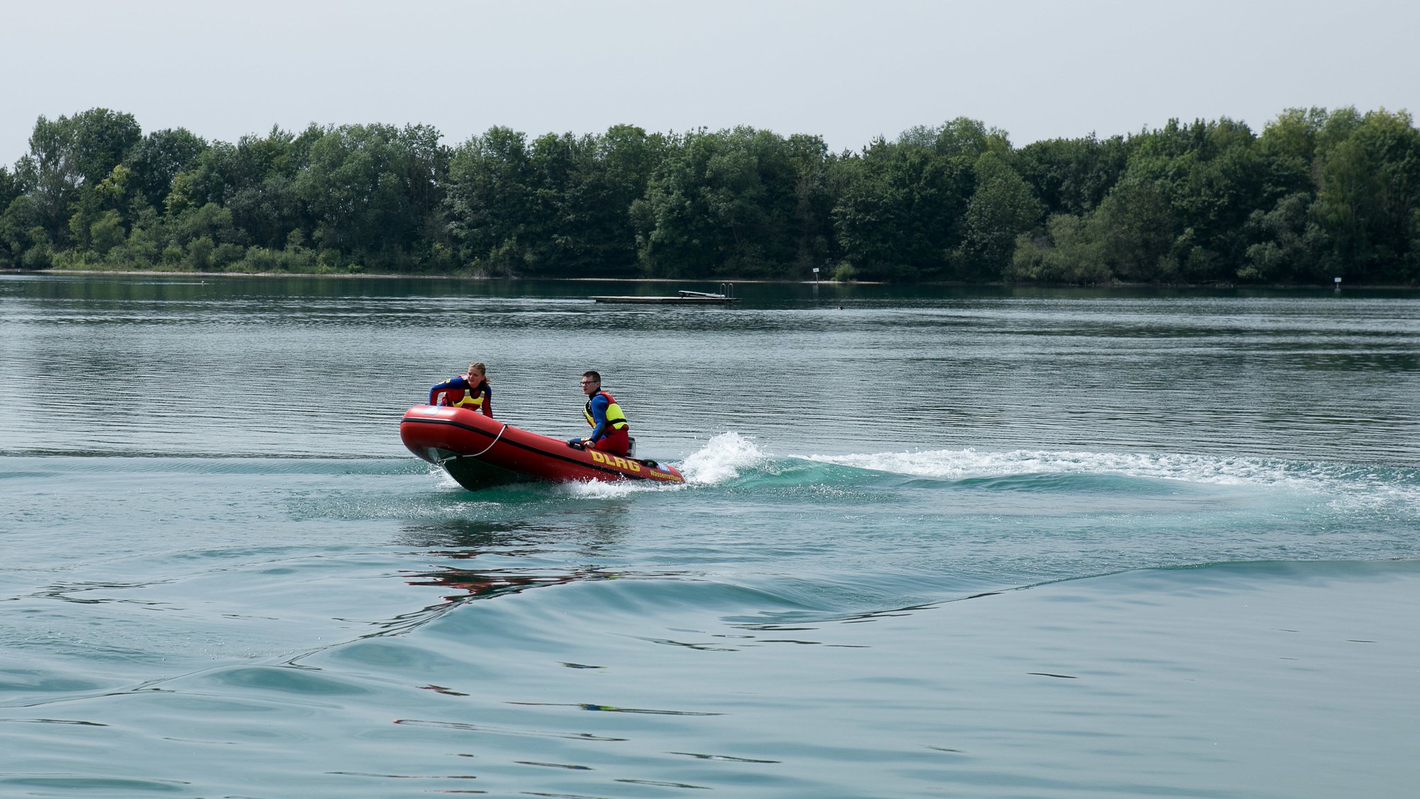 Symbolbild: DLRG-Boot auf einem See | Bild: picture alliance / SZ Photo | Florian Peljak Symbolbild: DLRG-Boot auf einem See