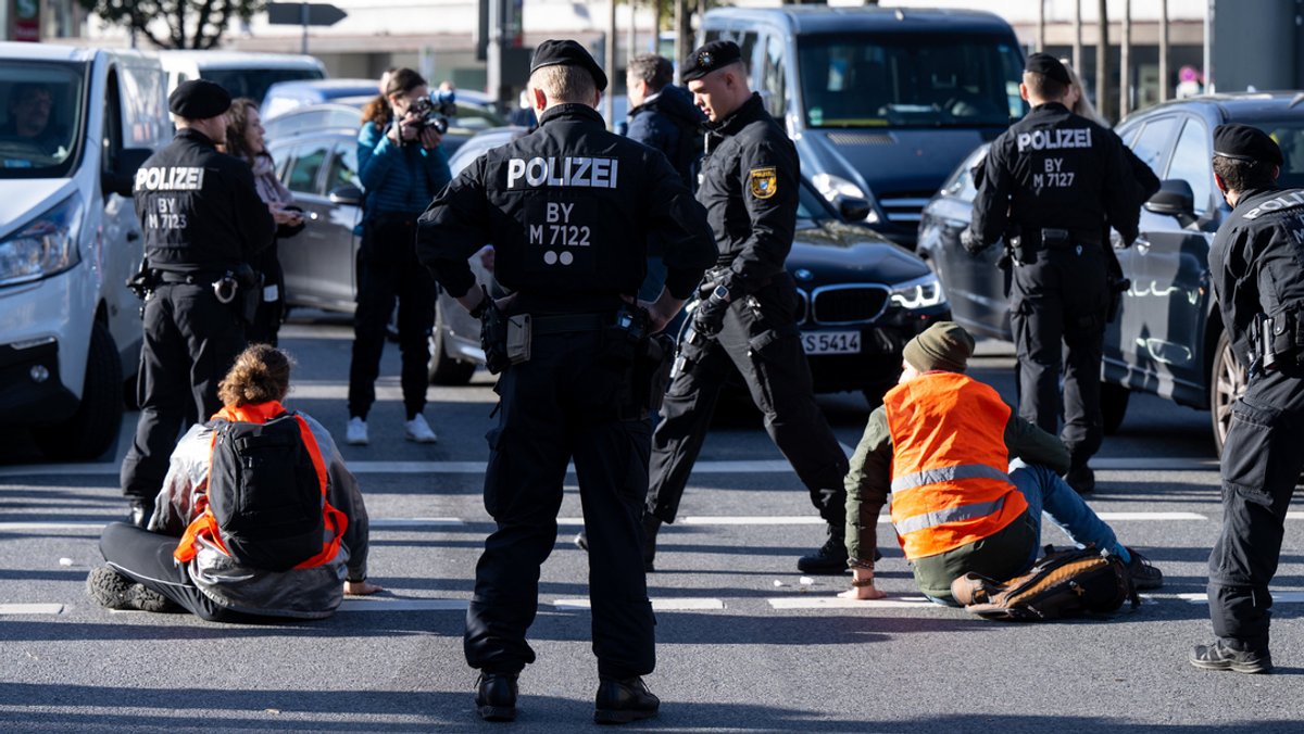 Klimaaktivisten der "Letzten Generation" bei Verkehrsblockade in München (Aufnahme vom 7. November 2022)