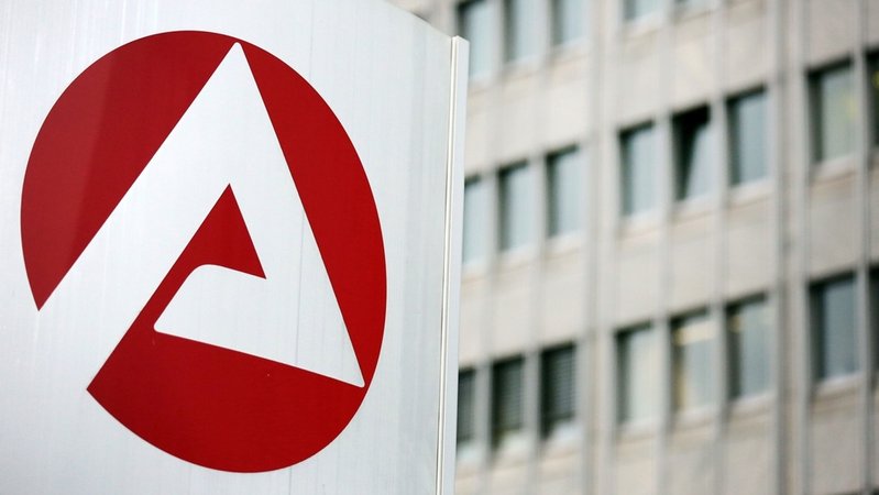 Das Logo der Arbeitsagentur vor einem Bürogebäude | Bild: dpa-Bildfunk/Oliver Berg Das Logo der Arbeitsagentur vor einem Bürogebäude