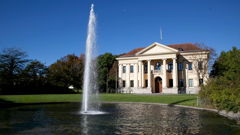 Das Prinz-Carl-Palais mit Teich und Springbrunnen | Bild: Herbert Ebner/BR Das Prinz-Carl-Palais mit Teich und Springbrunnen