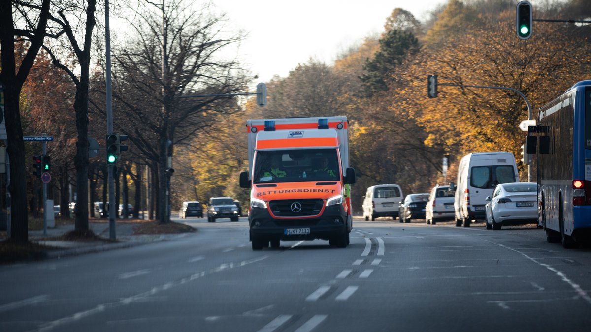 Ein Rettungswagen fährt auf einer Straße (Symbolbild)