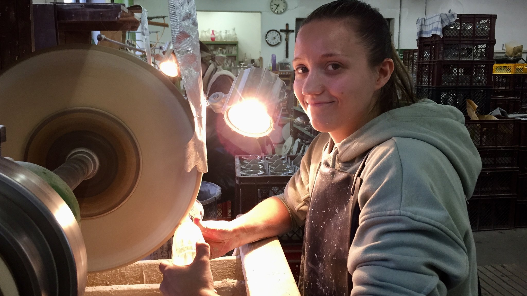 Glasschleifermeisterin Tanja Weber ist schon im September aus der Poschingerhütte nach Theresienthal gewechselt