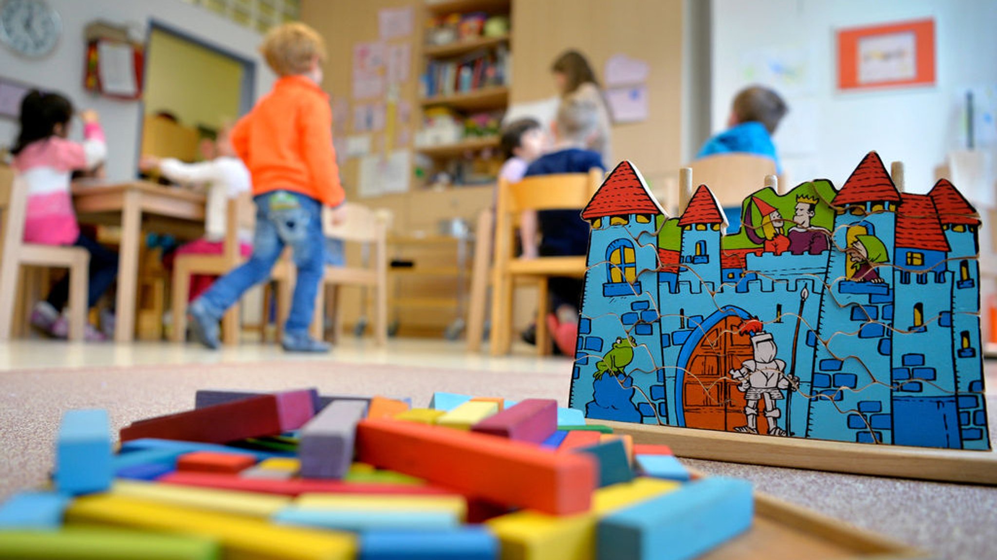 ARCHIV - 18.04.2016, Nordrhein-Westfalen, Düsseldorf: Spielzeug liegt in einer Kindertagesstätte auf dem Boden. (zu dpa: «Weniger Kinder in Sachsen-Anhalt · Land will Erzieher halten») Foto: Monika Skolimowska/dpa +++ dpa-Bildfunk +++ | Bild: dpa-Bildfunk/Monika Skolimowska ARCHIV - 18.04.2016, Nordrhein-Westfalen, Düsseldorf: Spielzeug liegt in einer Kindertagesstätte auf dem Boden. (zu dpa: «Weniger Kinder in Sachsen-Anhalt · Land will Erzieher halten») Foto: Monika Skolimowska/dpa +++ dpa-Bildfunk +++