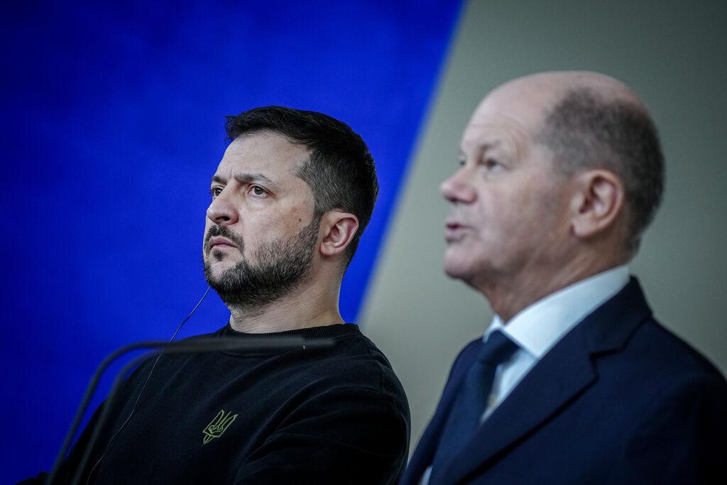 16.02.2024, Berlin: Bundeskanzler Olaf Scholz (SPD, r) und Wolodymyr Selenskyj, Präsident der Ukraine, geben nach dem Treffen im Bundeskanzleramt eine Pressekonferenz. Auf dem Programm stand auch die Unterzeichnung einer bilateralen Vereinbarung über Sicherheitszusagen und langfristige Unterstützung. Foto: Kay Nietfeld/dpa +++ dpa-Bildfunk +++