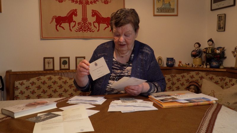 Edeltraud Jarkulisch pflegt eine Brieffreundschaft mit Papst Franziskus | Bild: BR/Rudolf Heinz Edeltraud Jarkulisch pflegt eine Brieffreundschaft mit Papst Franziskus