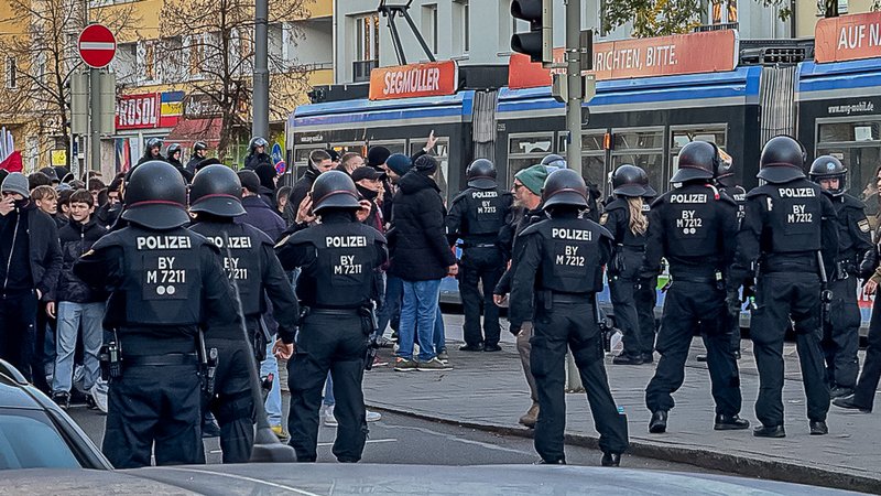 Im Nachgang des Spiels kam es noch zu einem Polizeieinsatz bei der Trambahn vor dem Gruenwalder Stadion. | Bild: picture alliance / Eibner-Pressefoto | Eibner-Pressefoto/Heike Feiner Im Nachgang des Spiels kam es noch zu einem Polizeieinsatz bei der Trambahn vor dem Gruenwalder Stadion.