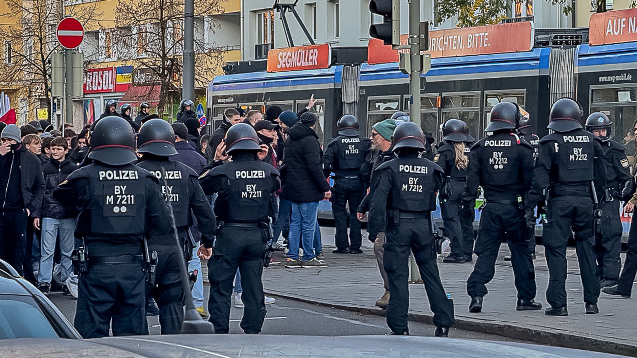 Im Nachgang des Spiels kam es noch zu einem Polizeieinsatz bei der Trambahn vor dem Gruenwalder Stadion.