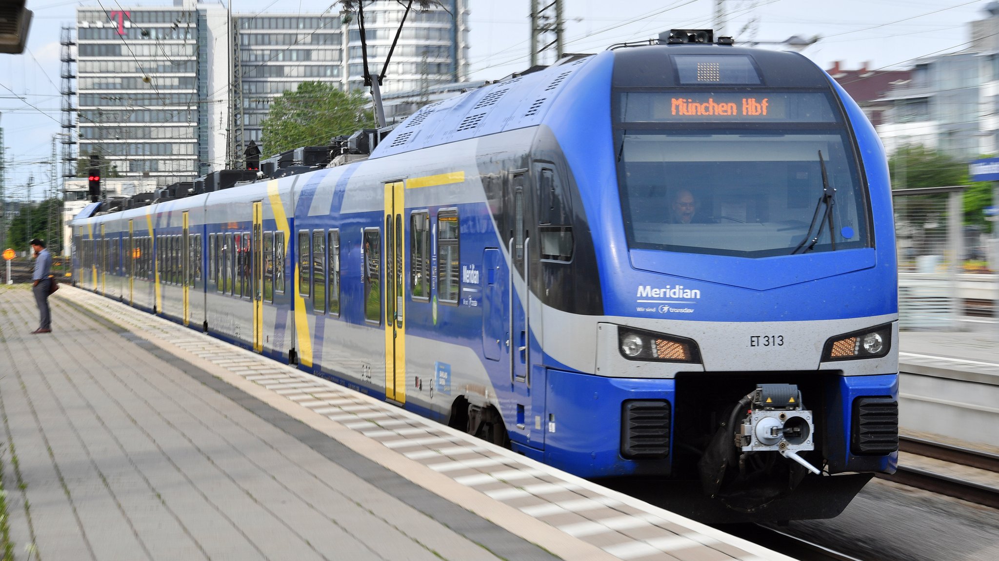 Ein Meridian- Zug am Münchner Ostbahnhof - Symbolbild 