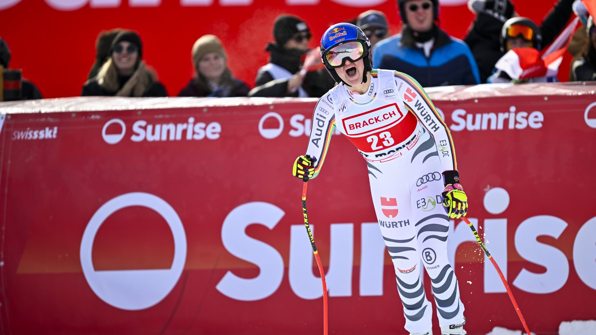 Emma Aicher im Zielgelände von St. Moritz