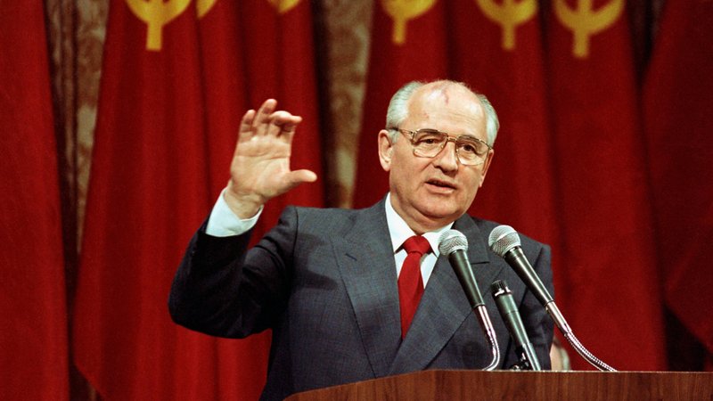 Der sowjetische Präsident Michail Gorbatschow sprach 1990 vor einer Gruppe von 150 Führungskräften aus der Wirtschaft.