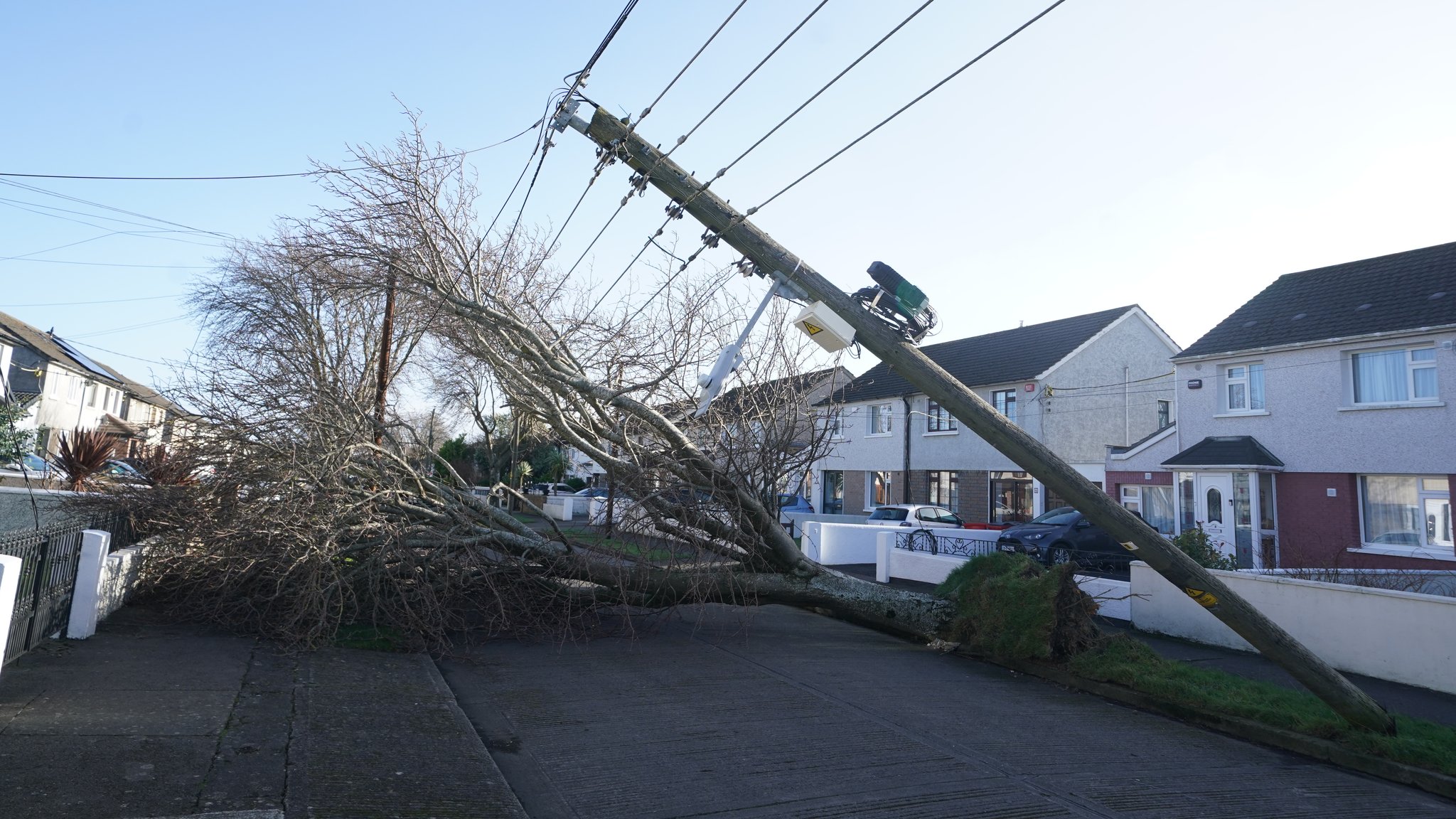 Der Wintersturm "Eowyn" ist über Irland gefegt. Er erreichte Windgeschwindigkeiten von bis zu 183 Kilometern pro Stunde.