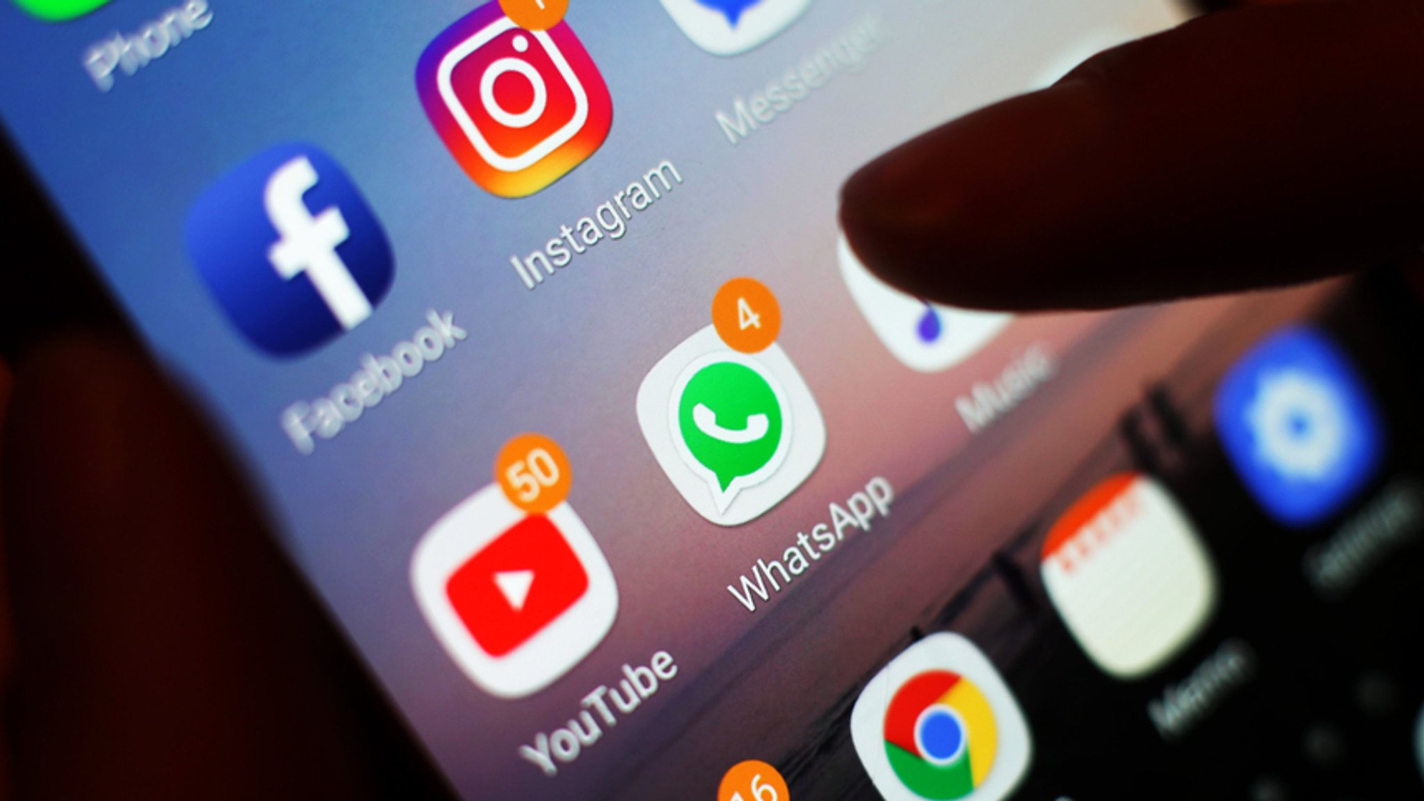 Verschiede Apps von Tech-Konzernen auf Handy-Display | Bild: dpa-Bildfunk/Yui Mok Verschiede Apps von Tech-Konzernen auf Handy-Display