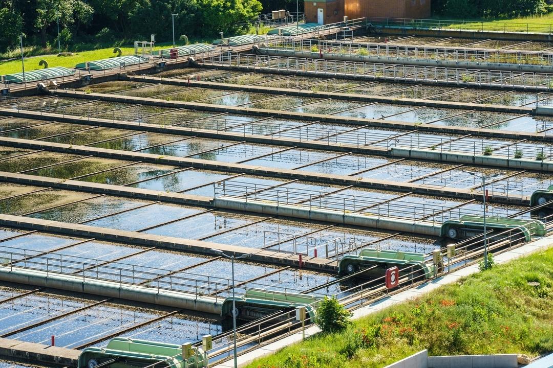 Klärbecken reihen sich auf dem Gelände eines Zentralklärwerks aneinander.