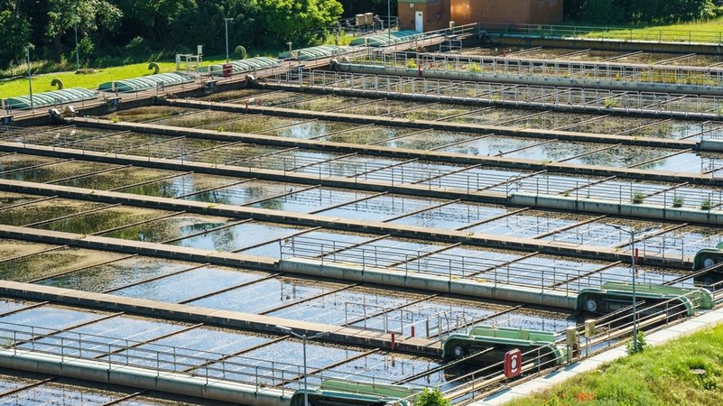 Klärbecken reihen sich auf dem Gelände eines Zentralklärwerks aneinander. | Bild: dpa-Bildfunk/Andreas Arnold Klärbecken reihen sich auf dem Gelände eines Zentralklärwerks aneinander.
