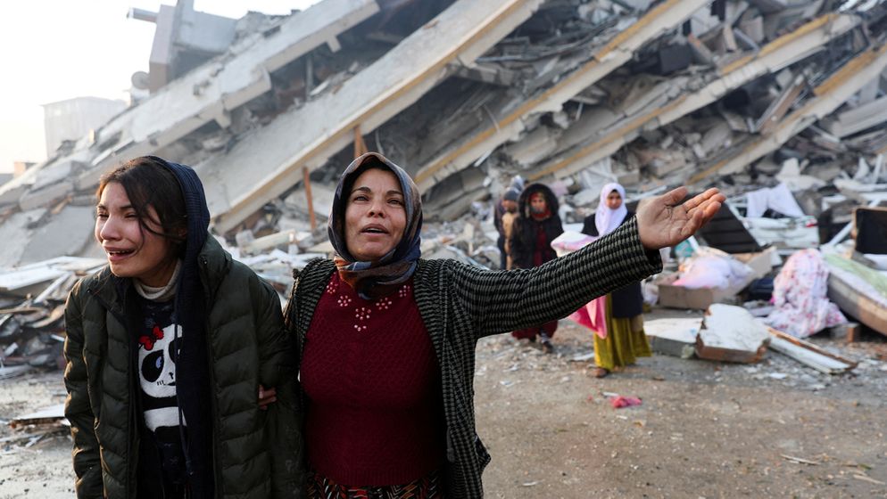 Frauen vor einem zerstörten Haus in Hatay, Türkei | Bild: REUTERS/Umit Bektas 