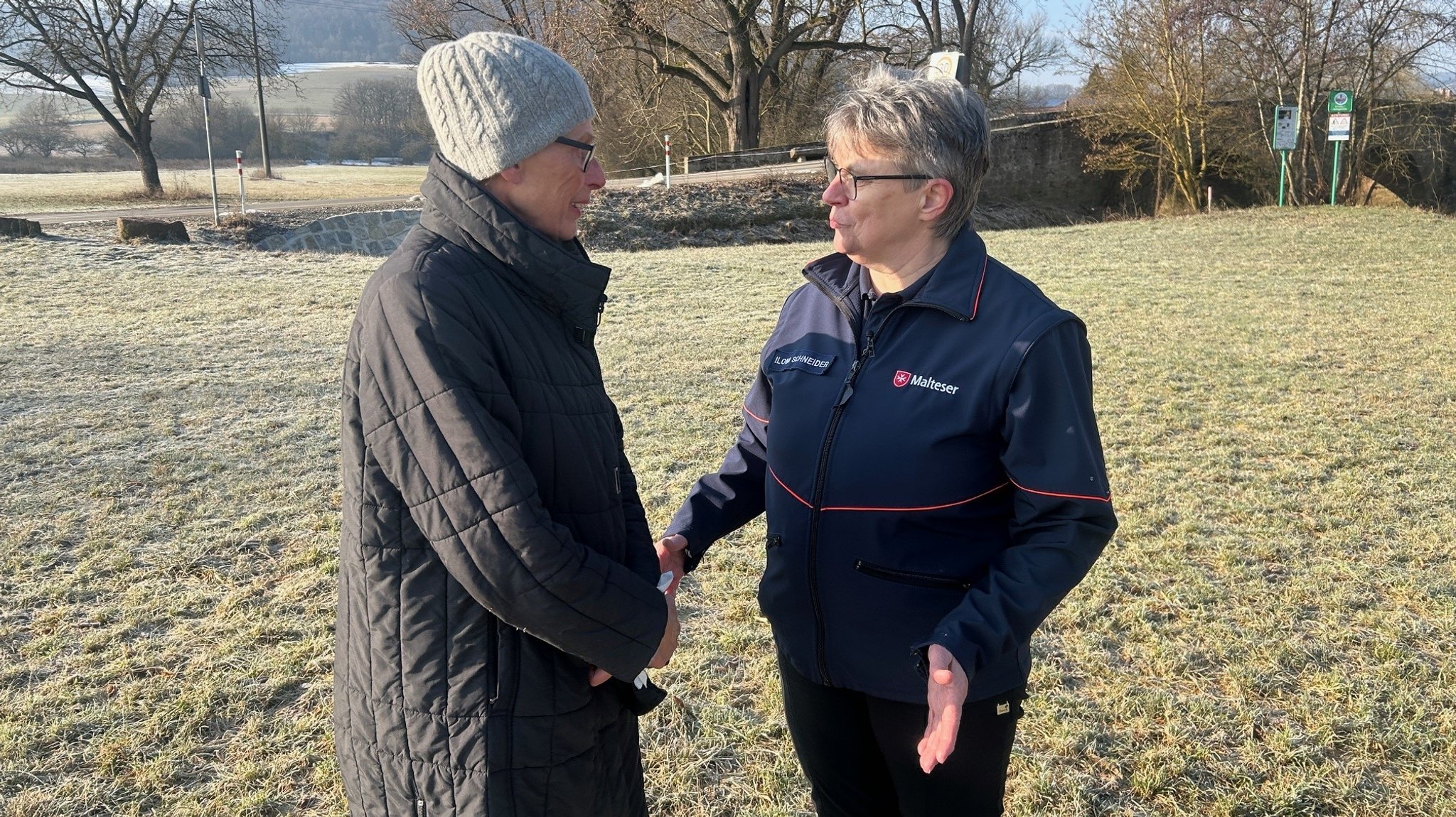 Trauerbegleiterin Ilona Schneider (rechts im Bild) im Gespräch mit Beate Claßen