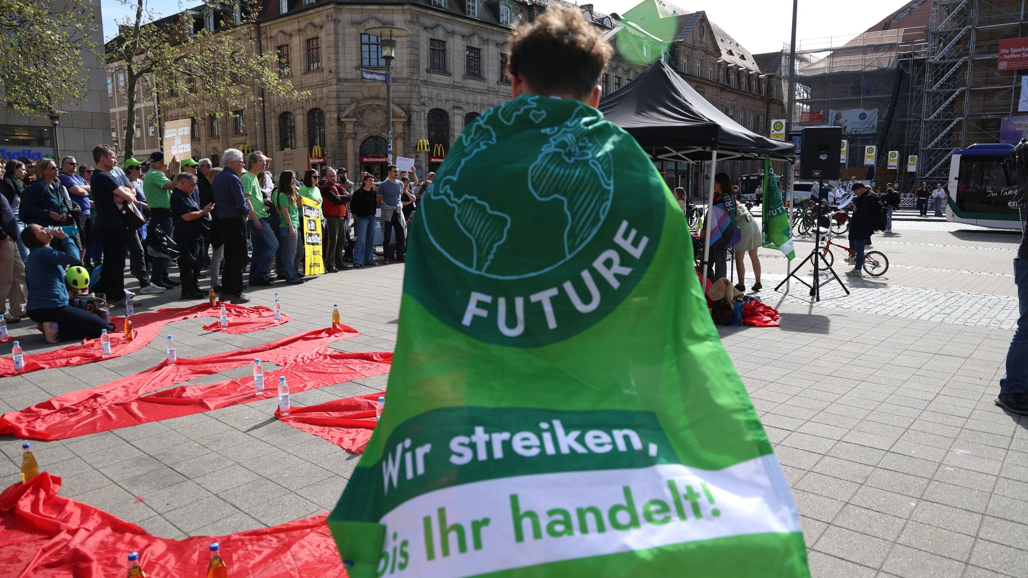 Auf dem Boden in der Erlanger Innenstadt steht "STOP GAS"