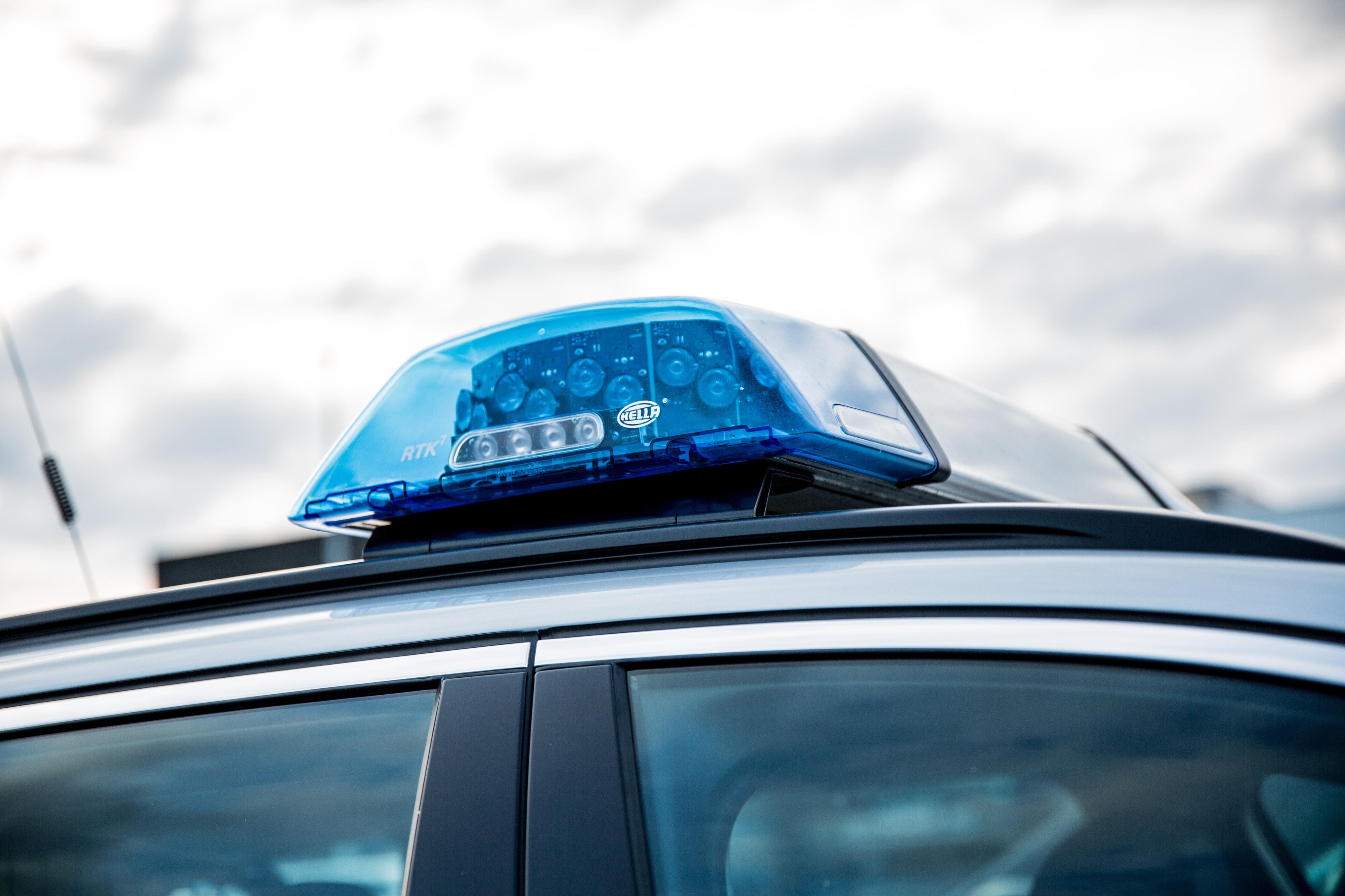 Blaulicht auf einem Streifenwagen der Polizei (Symbolbild)