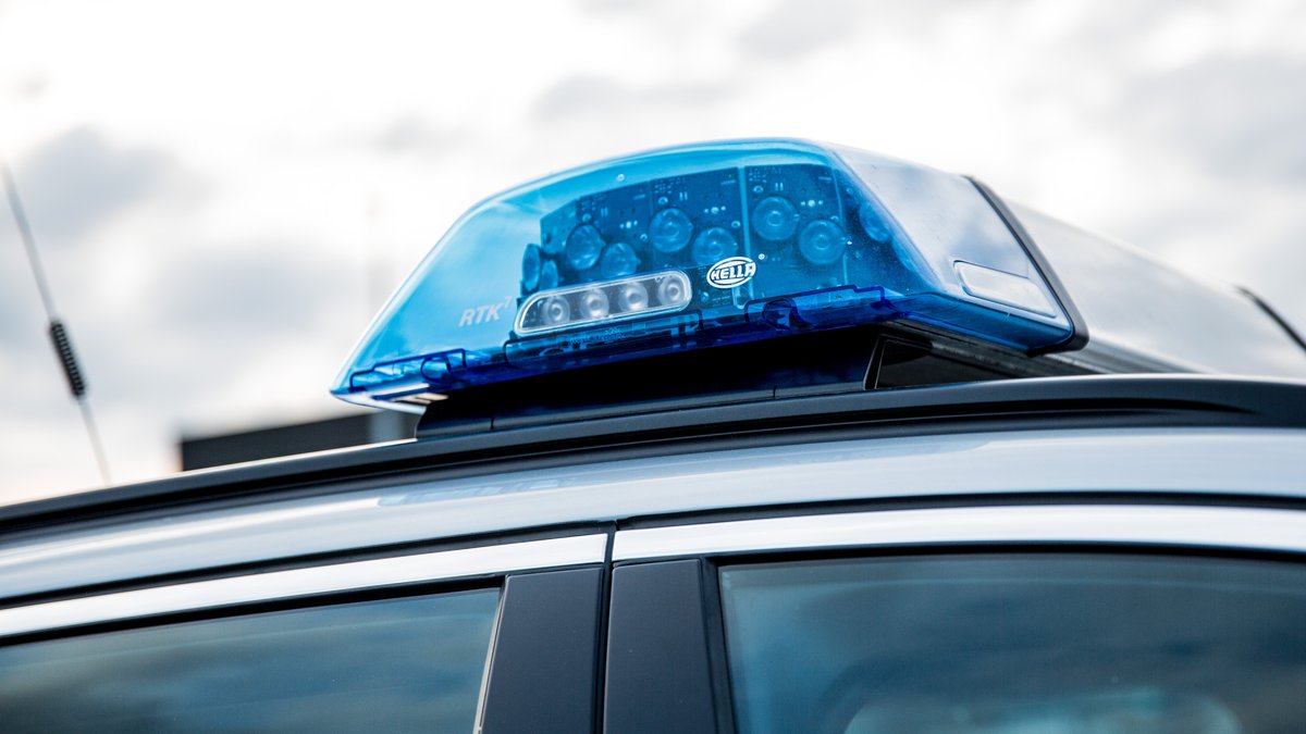 Blaulicht auf einem Streifenwagen der Polizei (Symbolbild)