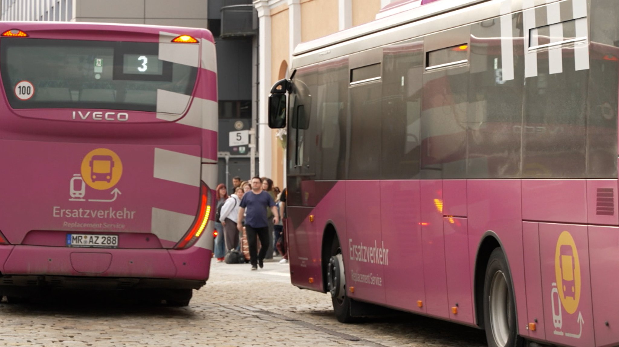 Bis Dezember 2026 müssen Fahrgäste deshalb mit Schienenersatzverkehr und längeren Fahrzeiten rechnen. | Bild: Martin Gruber/BR Bis Dezember 2026 müssen Fahrgäste deshalb mit Schienenersatzverkehr und längeren Fahrzeiten rechnen.