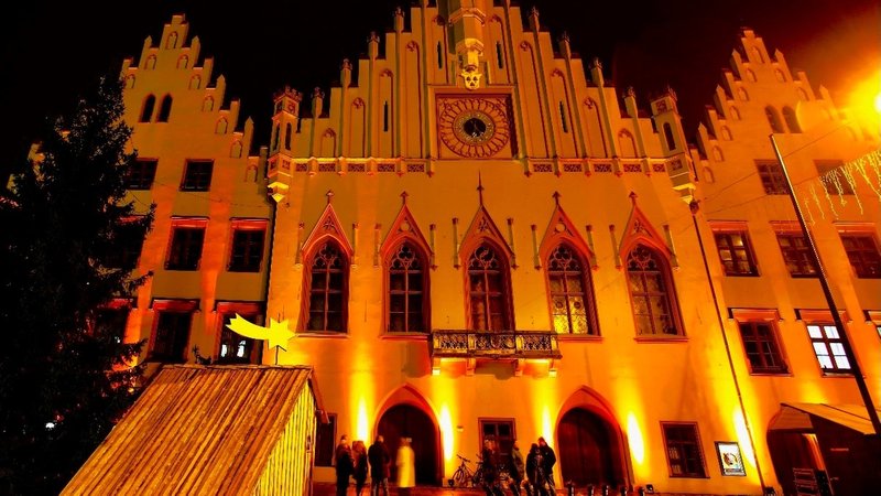 Schon im vergangenen Jahr wurde das Landshuter Rathaus in oranges Licht getaucht