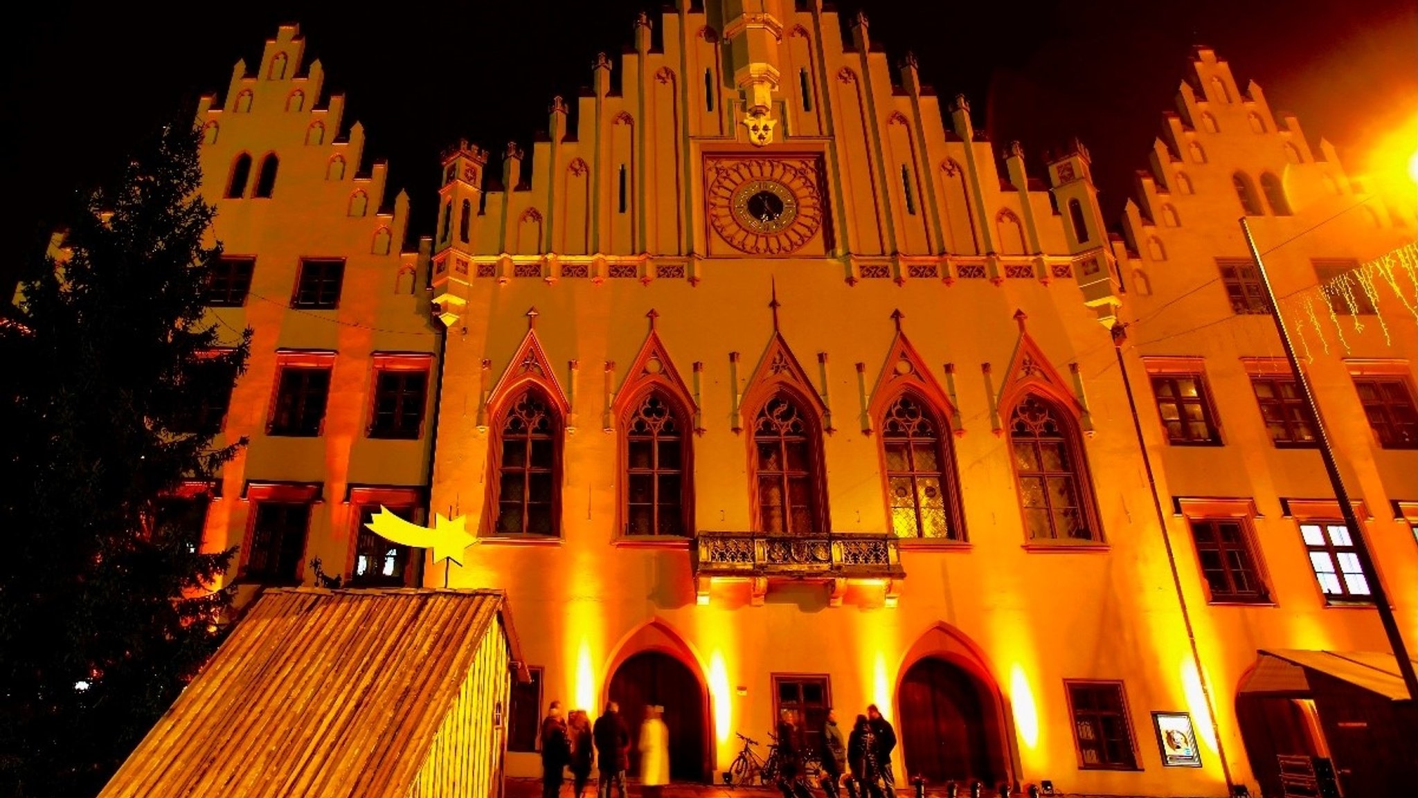 Schon im vergangenen Jahr wurde das Landshuter Rathaus in oranges Licht getaucht