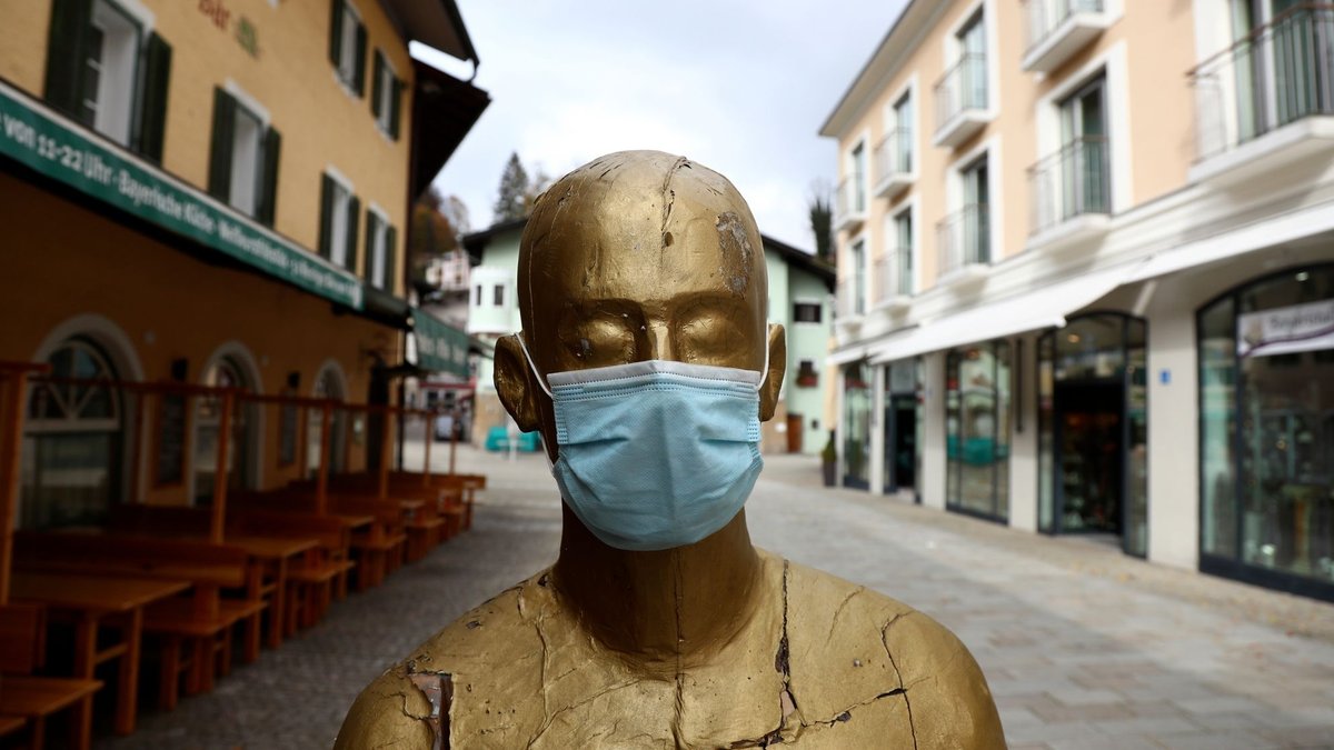 Eine Kunstfigur in Berchtesgaden trägt eine Corona-Maske.