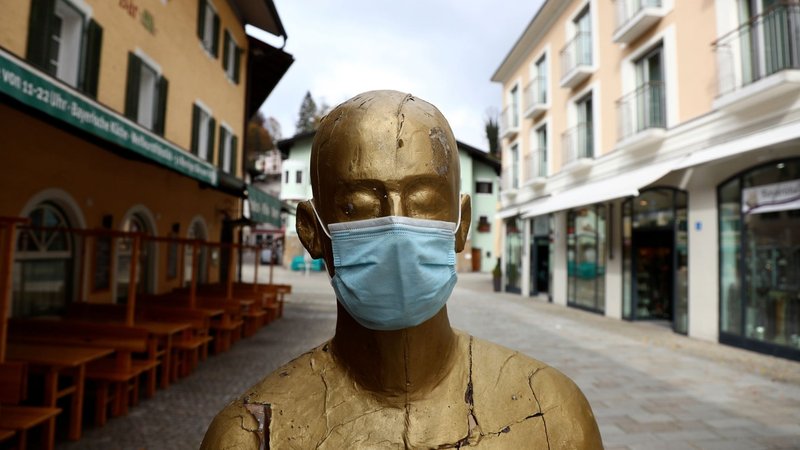 Eine Kunstfigur in Berchtesgaden trägt eine Corona-Maske.