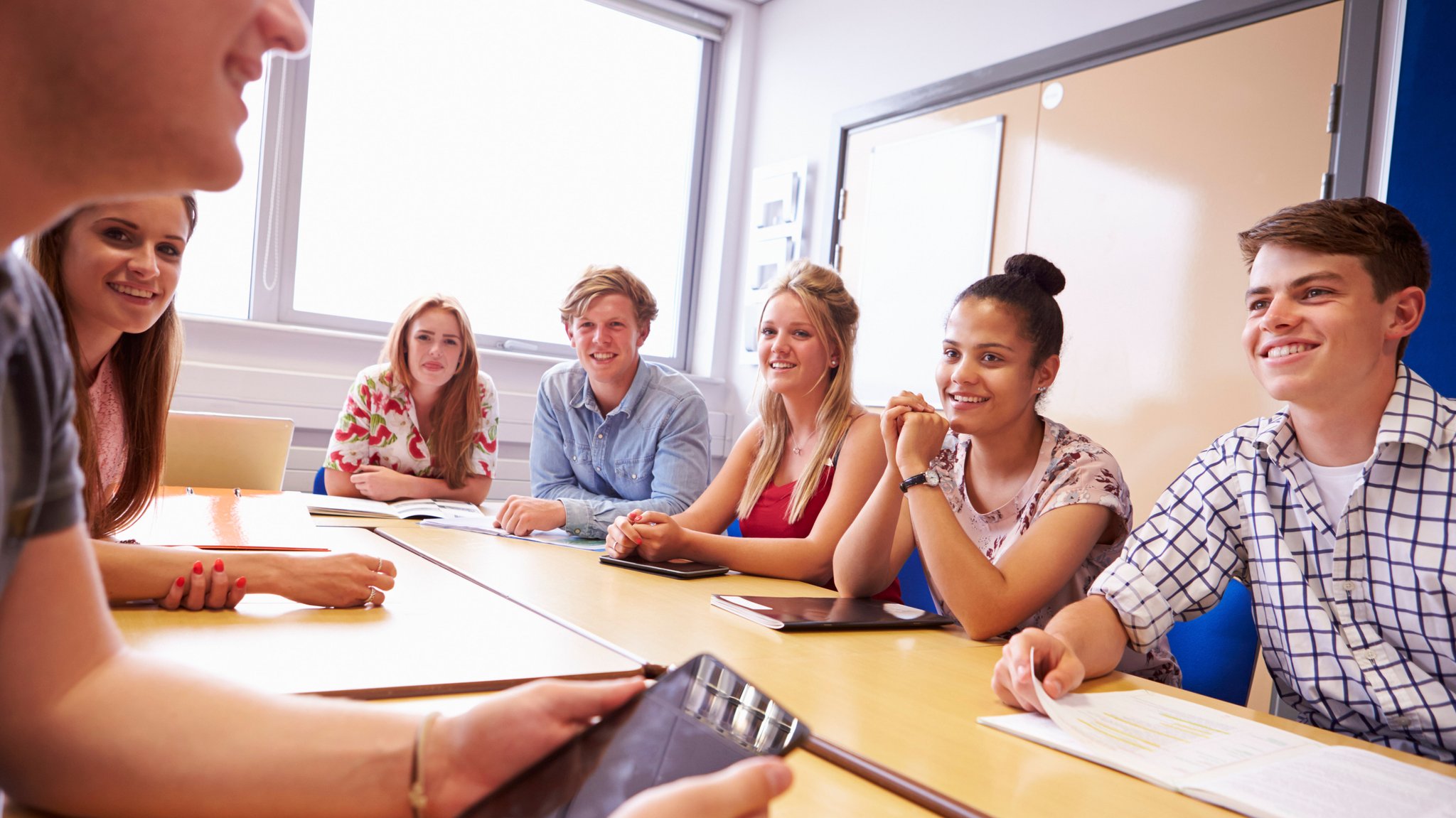 Schülerinnen und Schüler bei einer Gruppenarbeit