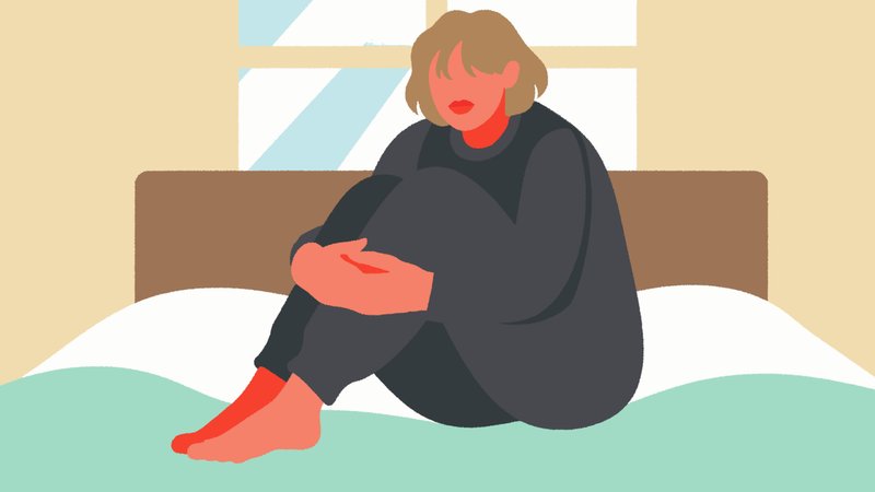 Eine Frau sitzt auf einem Bett und umklammerte ihre Knie | Bild: picture alliance/Westend61/Amr Bo Shanab Eine Frau sitzt auf einem Bett und umklammerte ihre Knie