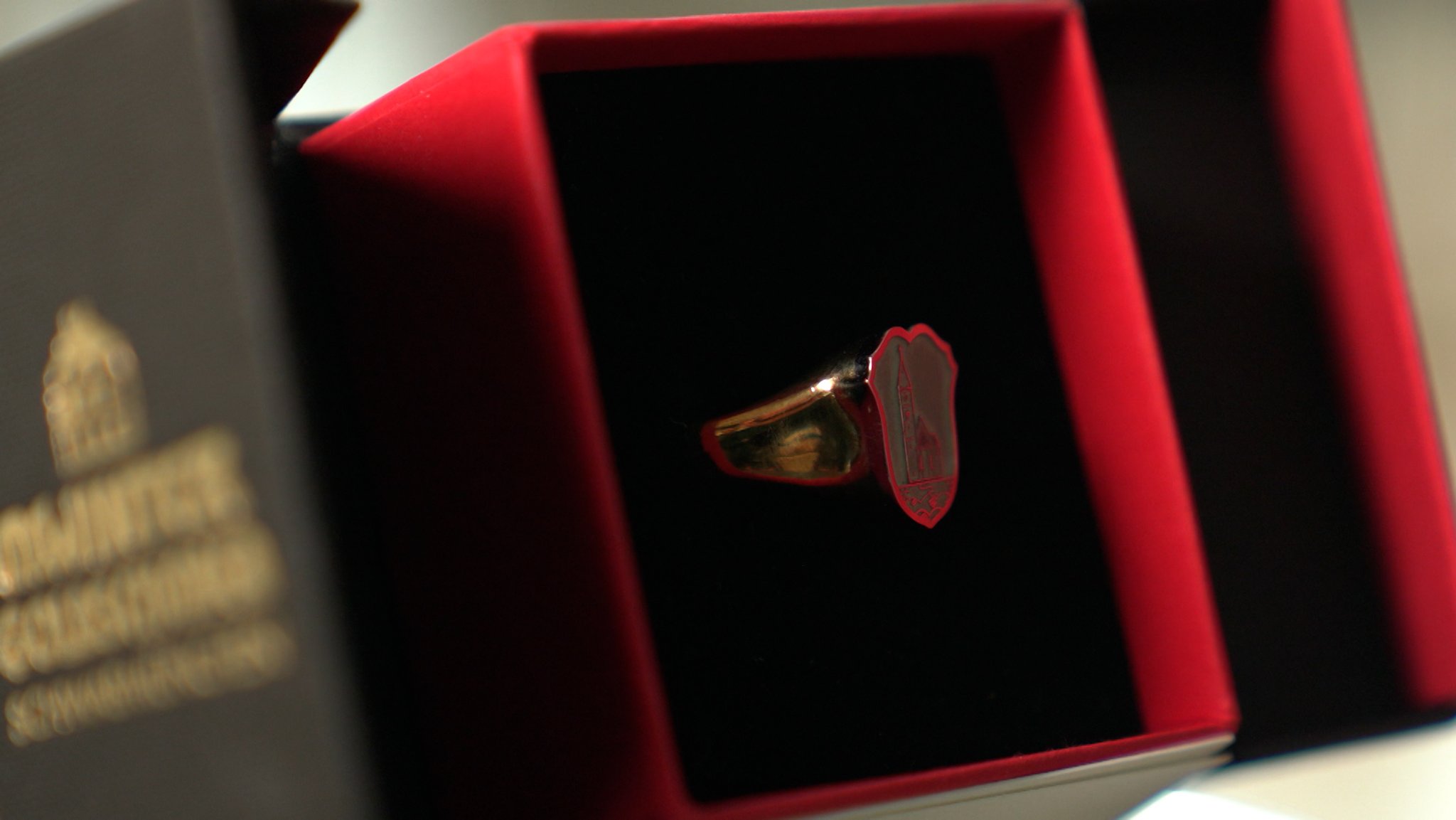 Einer der Ringe mit einem Siegel, auf dem die St. Nikolaus-Kirche zu sehen ist, in einer Ringbox