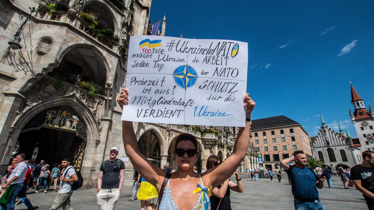 Im Vorfeld des Nato-Gipfels demonstrierten Menschen unter anderem in München dafür, dass die Ukraine Nato-Mitglied werden soll.